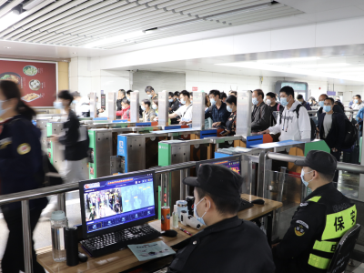 深圳北站持续迎来节后返程客流，设“一米安全线”引导旅客出站