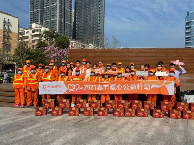 把爱“袋”回家，爱心企业携春节火锅礼包慰问环卫工人