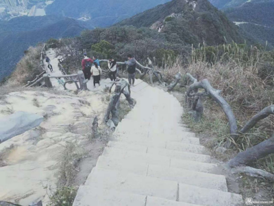 市民反映梧桐山好汉坡登山道护栏损坏，景区回应
