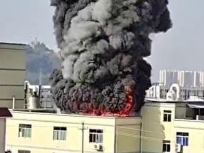广东梅州一工业园厂房发生火灾，现场黑烟弥漫有刺鼻气味