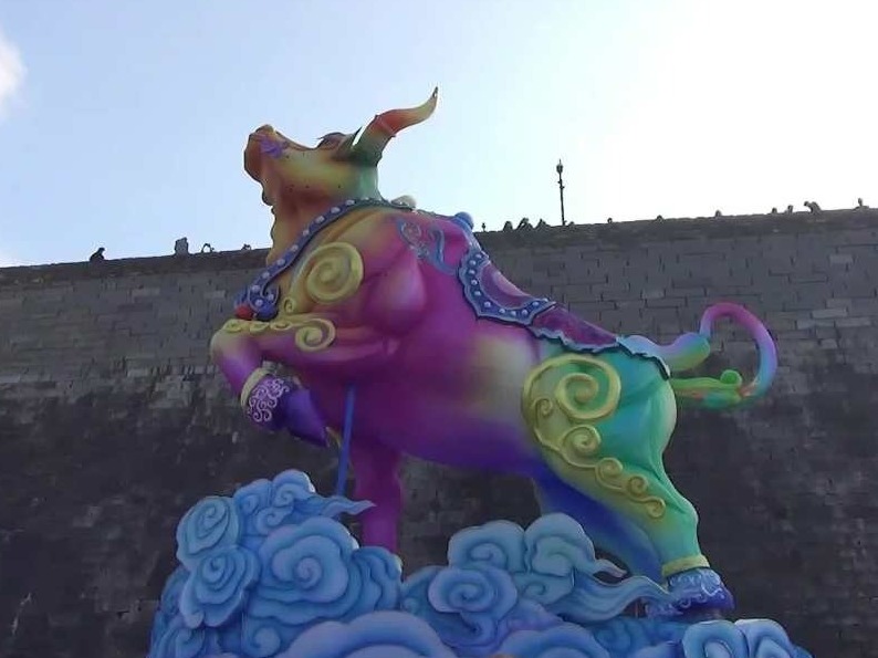 别误解了俗语！为讨彩头，游客不顾劝阻爬南京城墙