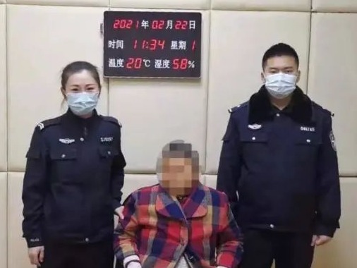 新人拍婚纱照，老人“抢镜”讨喜钱被拘