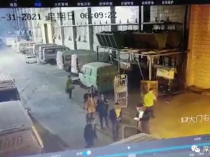 深圳一女子上班被同事暴打！还曾被对方拿刀威胁！