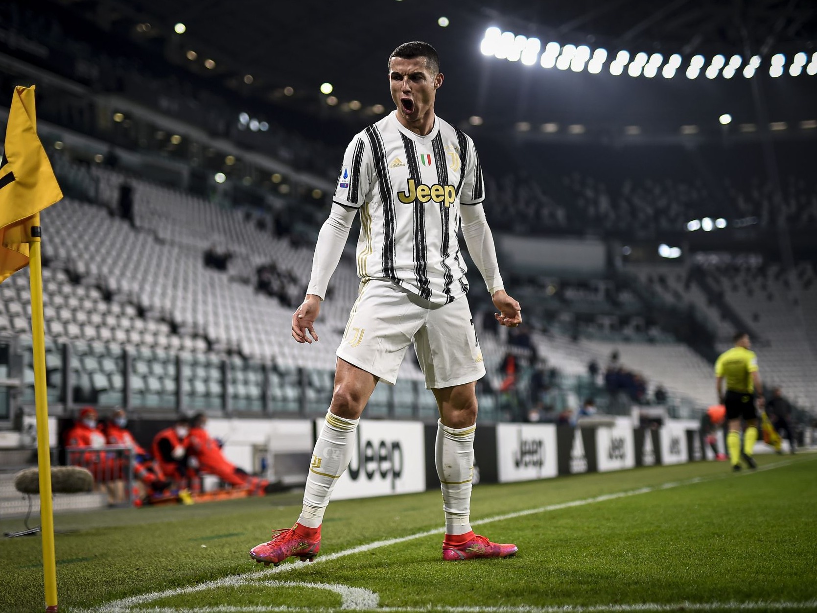 CR7航班起飞！17年一路头球破门，36岁C罗还在升空