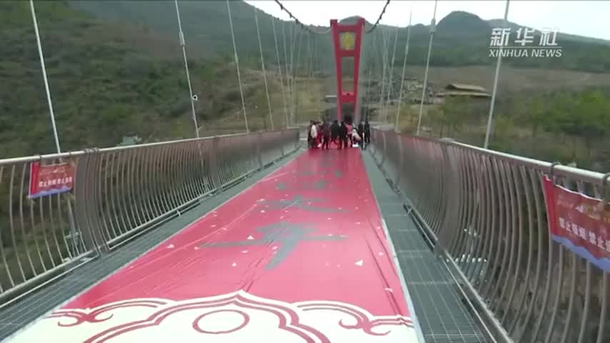 世界最长玻璃桥晒168米巨幅春联