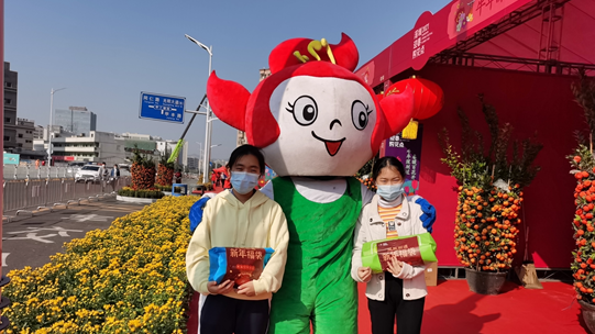 凤凰街道迎春购花点花团锦簇年味十足
