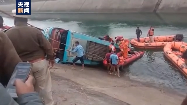 印度一大巴车失控坠河至少47人死亡