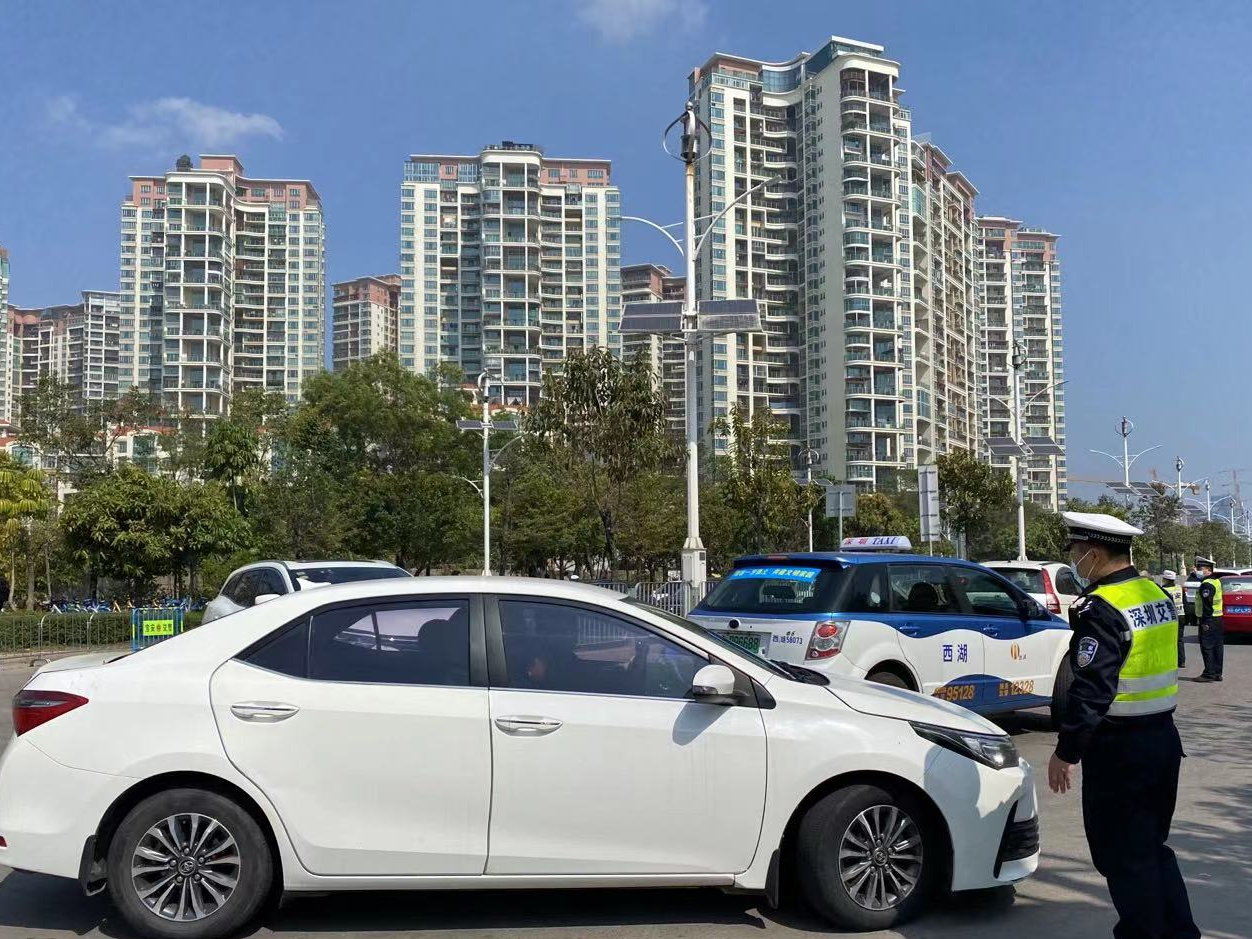 热门景区人多车多 返程高峰即将到来  深圳交警呼吁市民绿色错峰出行
