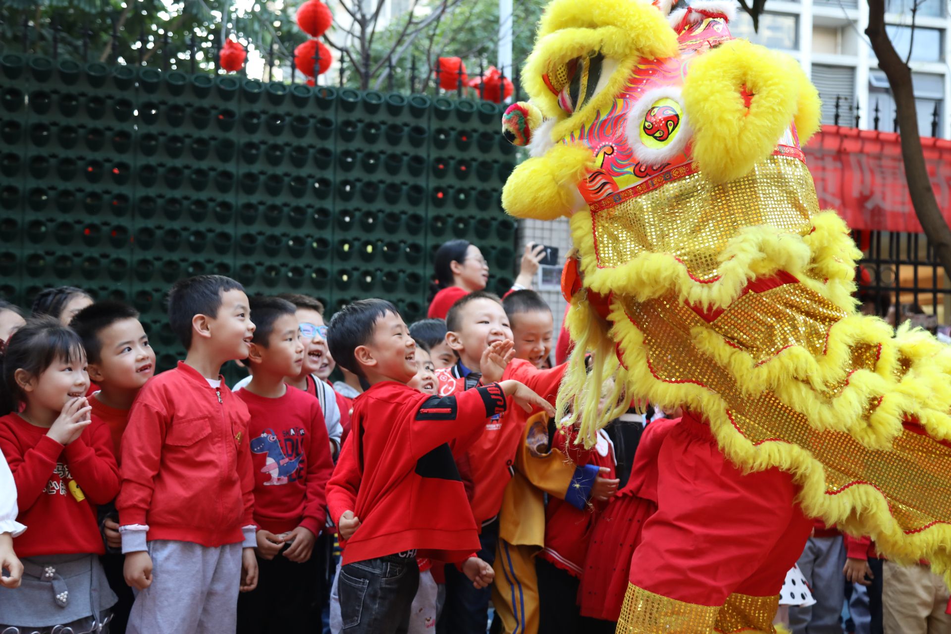 新蕾幼儿园举办“舞狮闹新蕾，福袋送吉祥”主题开学仪式