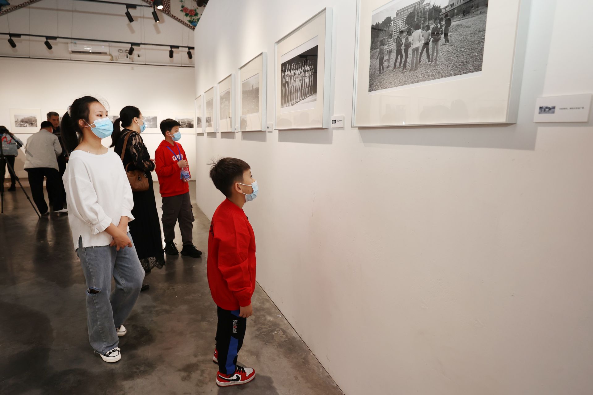 深圳记忆，郑东升“老街老城”图片展在东门步行街思月书院开展
