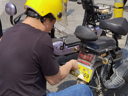 用别人的牌，还用口罩遮挡？整治来袭，这类电动车违法将被扣车！