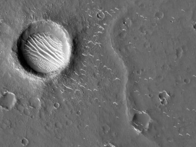 天问一号火星图上的“小白条”是什么？科学家来告诉你