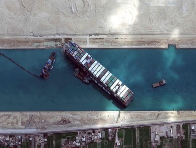 苏伊士运河堵塞致420多艘船滞留，43艘已顺利通过