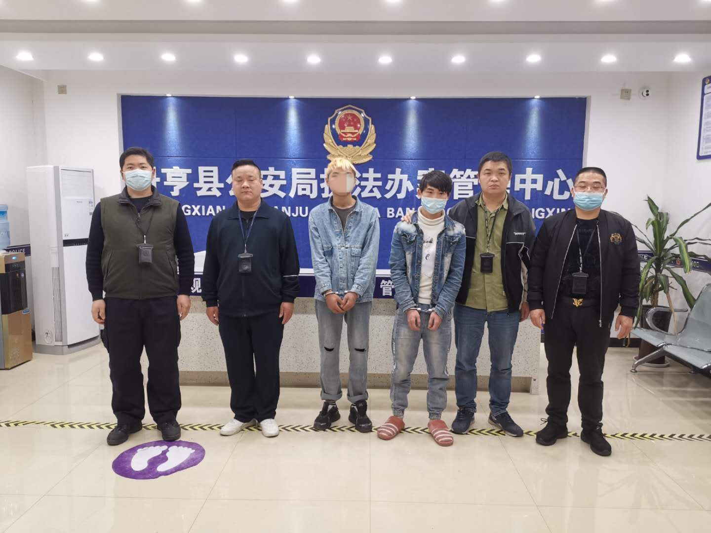 结伙撬盗商店近万元，三男孑潜逃四年终落网