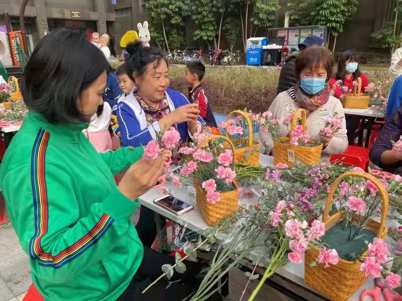 巾帼之花美丽绽放！坪山街道六联社区三八妇女节开展创意插花活动