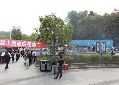 刚刚过去的周末，深圳迎来清明首个祭扫高峰