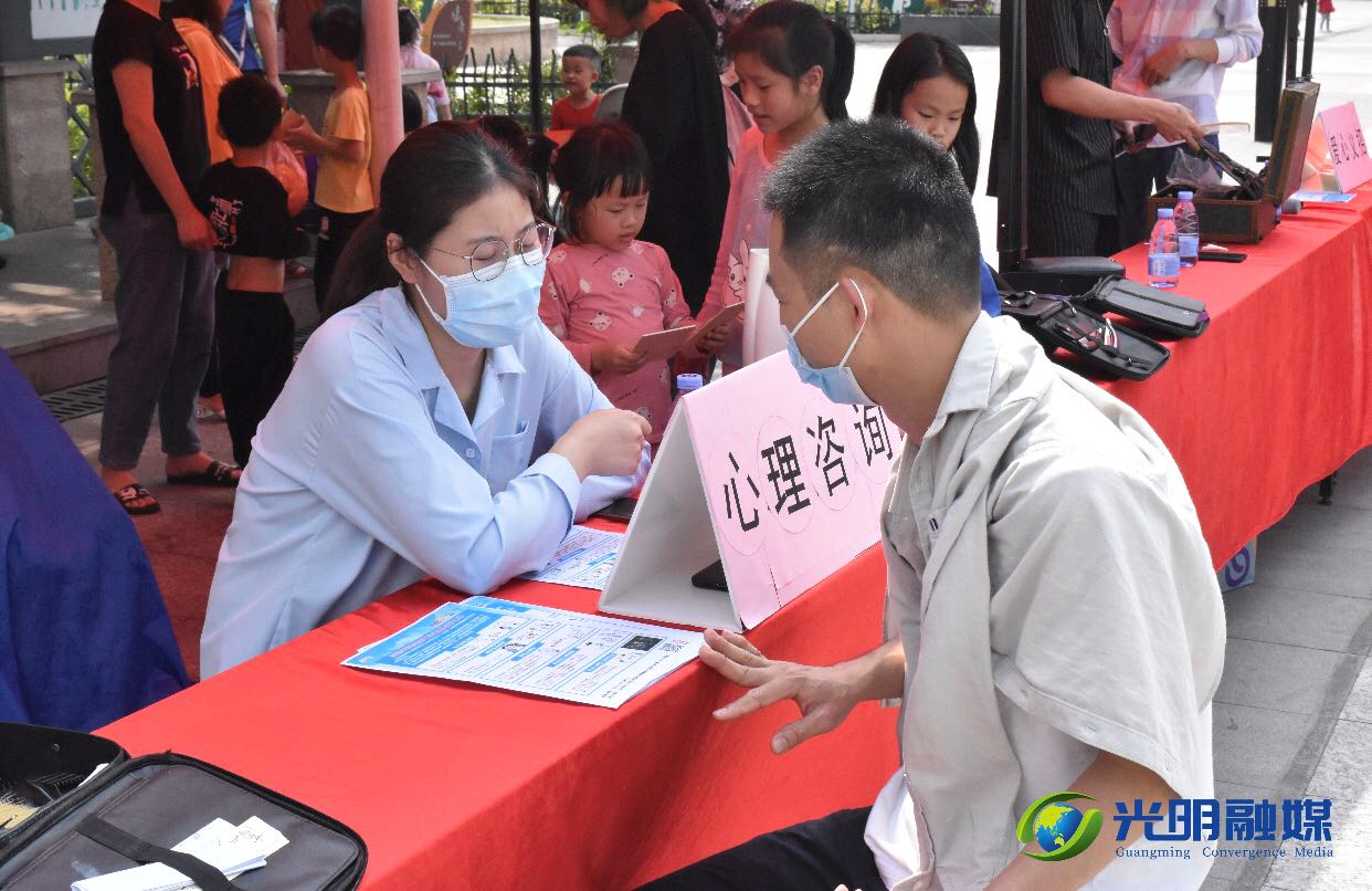 雷锋月学雷锋，光明烙画多样志愿服务暖民心获点赞