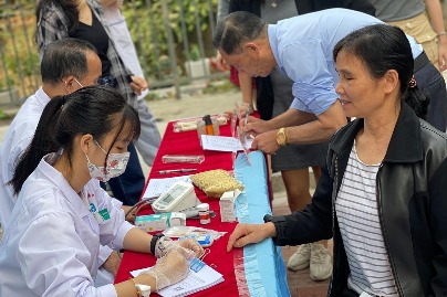 义诊、义剪、反诈宣传送上门！拱北街道桂花社区居民乐享志愿服务