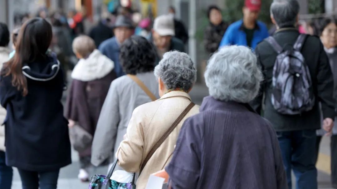 ▲ 日本的老龄化程度非常高，根据2020年日本厚生劳动省发布的数据，日本65岁以上的老人首次超过3610万人，占全国总人口28.7%。© Times New