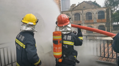 广州市一饭堂炒菜引燃烟囱，隔壁消防秒速出警