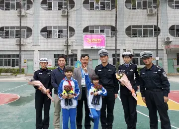 龙岗：鞠躬致谢“车让人”的俩姐妹获交警表彰！