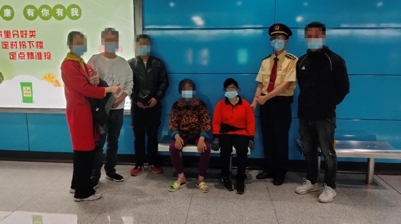 七旬老人迷失地铁站，公安站务保洁联手寻家人