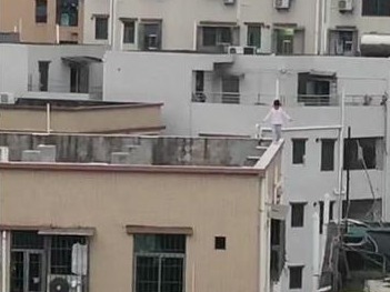 惊险一幕！深圳一6岁女孩竟然在7楼天台行走……