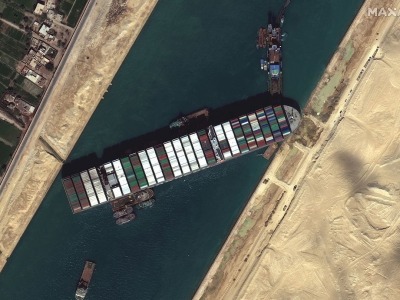 堵塞苏伊士运河货轮搁浅前严重超速，埃及总统下令减轻船体负荷