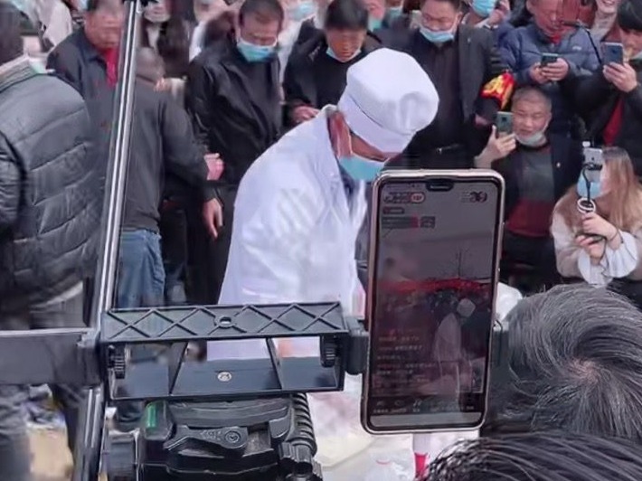 “拉面哥”家门口水泄不通！这种疯狂“蹭流量”没法管？