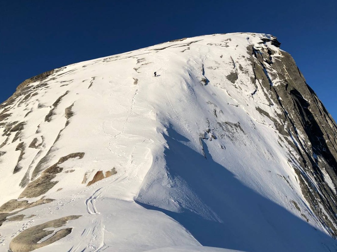 45岁美国大叔追梦成功！完成约塞米蒂千米峰顶滑雪挑战
