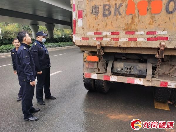 动真格！龙岗街道罚处4宗泥头车污染龙城北路案