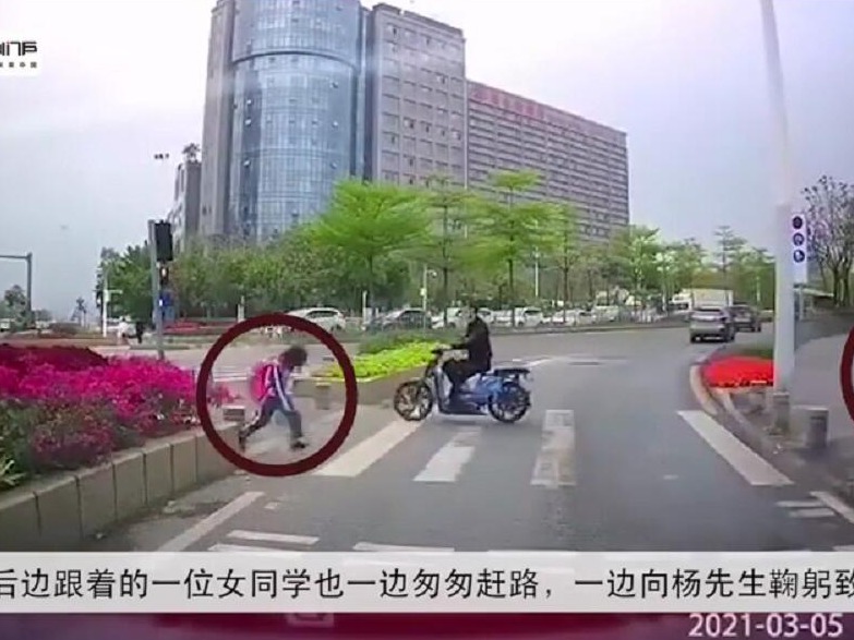 互相礼让体味交通文明，细微之处彰显深圳新风