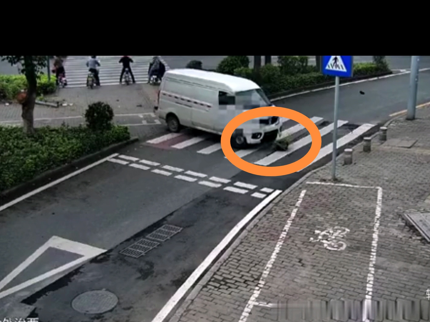 深圳一货车司机猛踩油门撞飞闯红灯电动车，交警：两者责任同等