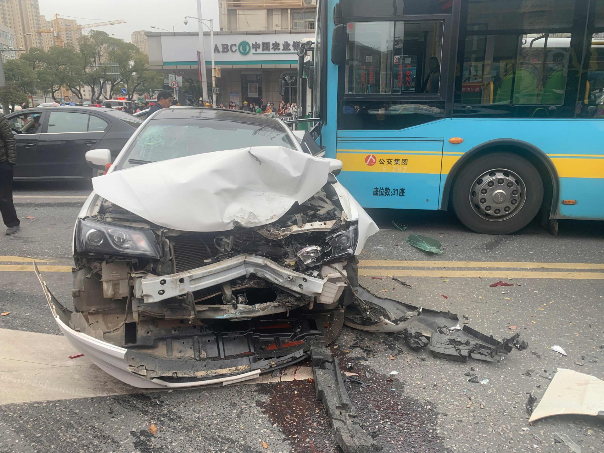 南昌发生公交车连撞多车事故，行车记录仪还原现场