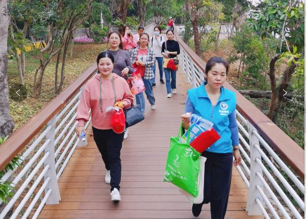 中英街:登梧桐山倡导健康无毒理念