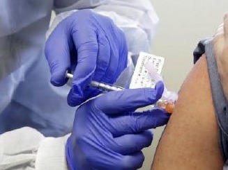 英国过半成年人接种至少一剂新冠疫苗