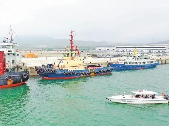 深汕：小漠国际物流港举行泊位交工验收暨首船靠泊仪式