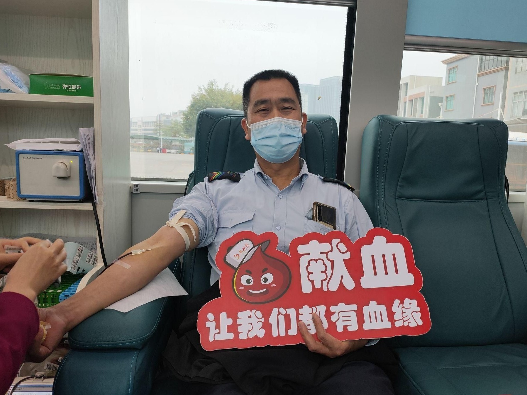 学雷锋见行动，深圳巴士集团党员群众踊跃献热血