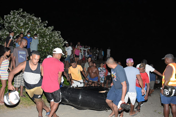 中国渔船在毛里求斯海域搁浅，船员全部获救