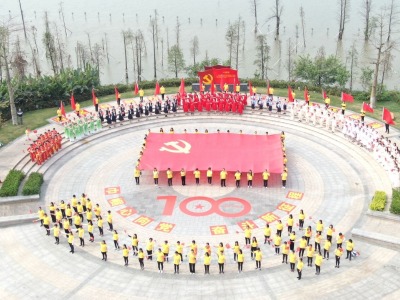 东莞华阳湖畔传唱红歌  麻涌妇女用歌声向党送祝福  