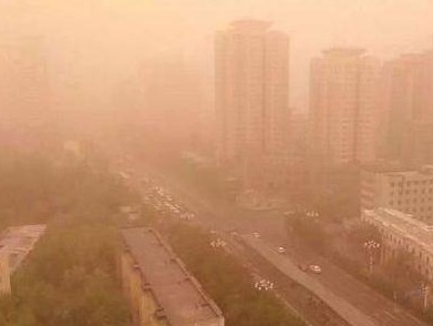 乌鲁木齐出现沙尘天气 高速发生多车相撞事故