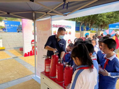 100余名小学生VR情景体验火灾自救 南澳办事处把消防安全活动搬进校园 