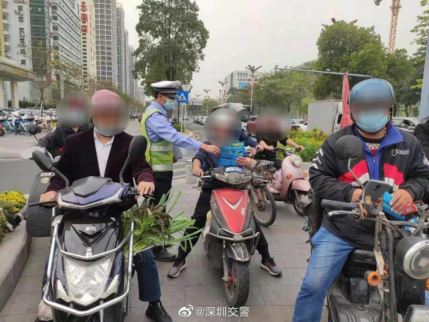 骑电单车不戴头盔？深圳外卖、快递小哥将被“双罚”