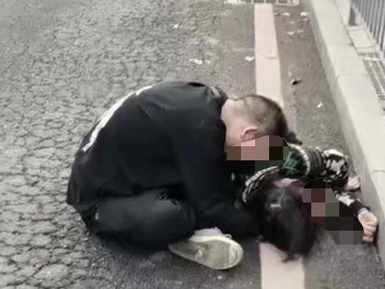 极速真探｜惊出一身冷汗！男女相拥醉卧车流中，的姐及时发现报警