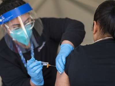 美疾控中心更新防疫指南：已完成疫苗接种者可不戴口罩聚集