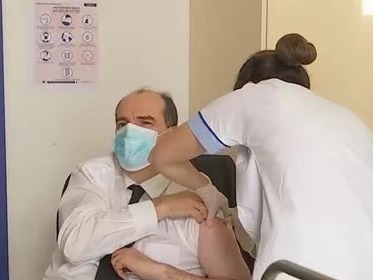 法国总理卡斯泰接受阿斯利康新冠疫苗第一剂注射