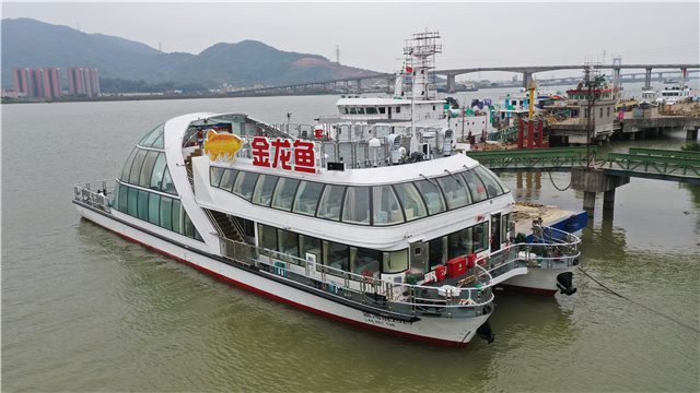 “蓝海豚”神湾出港，大湾区首艘入级纯电动游船顺利交付