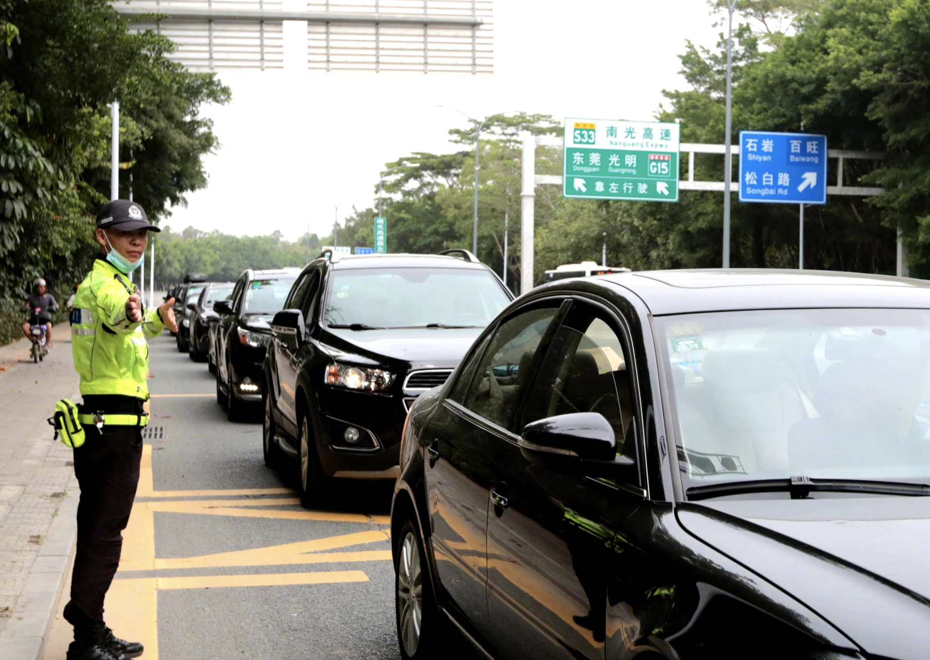 深圳公园、墓园周边都堵车 交警呼吁绿色出行  