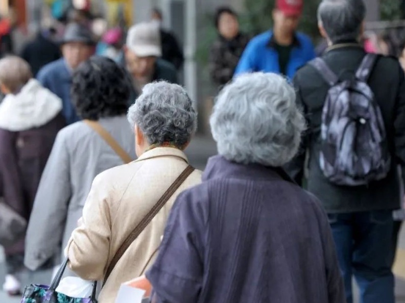 延迟退休：奶奶继续上班，妈妈在家全职？