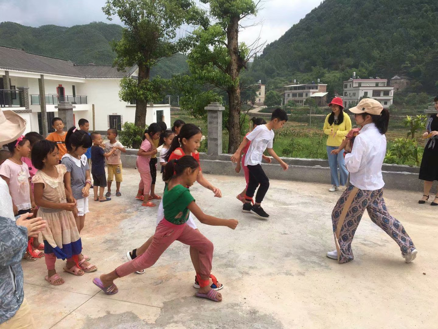 在河源市和平縣貝墩學校分別念四,五年級的葉家姐妹倆,這些天來十分